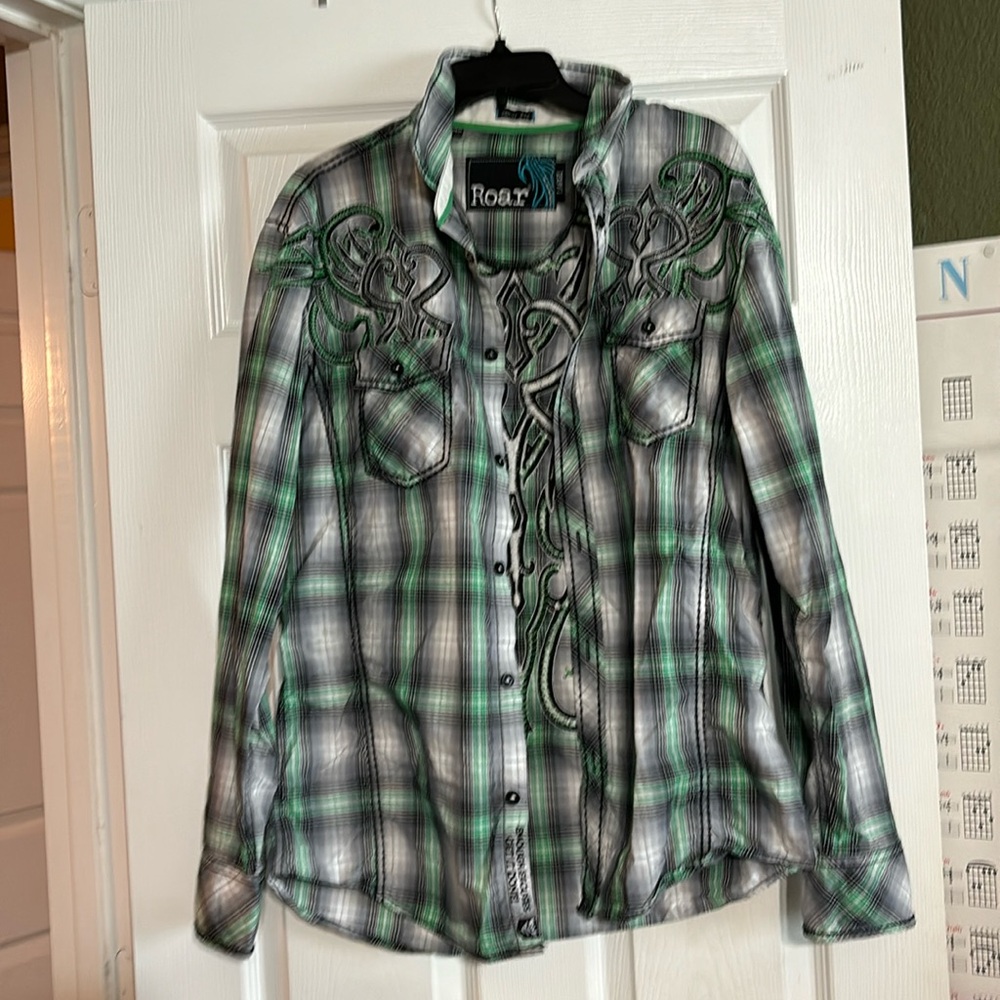 roar large signature plaid button up